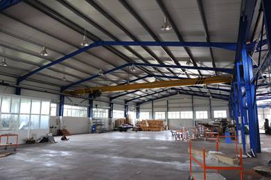 A picture containing indoor, ceiling, warehouse, several Description automatically generated