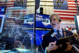 Traders work on the floor of the New York Stock Exchange (NYSE) in New York City, U.S., June 30, 2022.  REUTERS/Brendan McDermid/Files